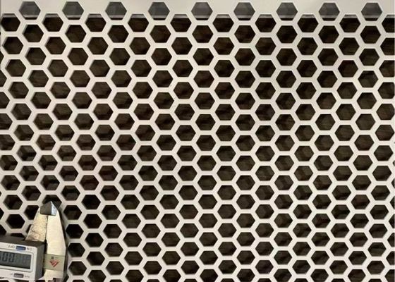 Шестиугольный гальванизировать пефорированный конструкционный материал украшения сетки нержавеющей стали