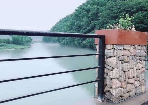 Тяжелая сварная проволочная сетка используется в качестве декоративного габиона в ландшафтном строительстве