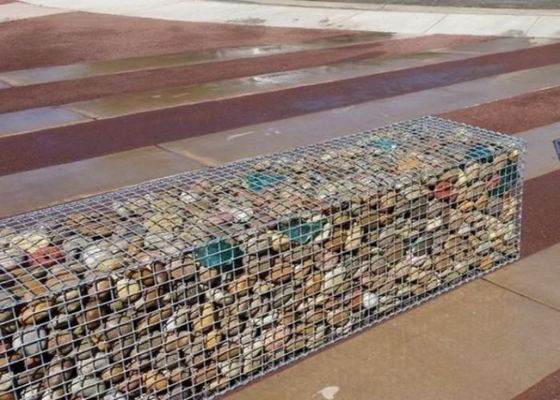 Тяжелая сварная проволочная сетка используется в качестве декоративного габиона в ландшафтном строительстве