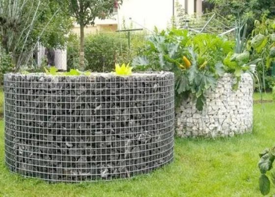 Тяжелая сварная проволочная сетка используется в качестве декоративного габиона в ландшафтном строительстве